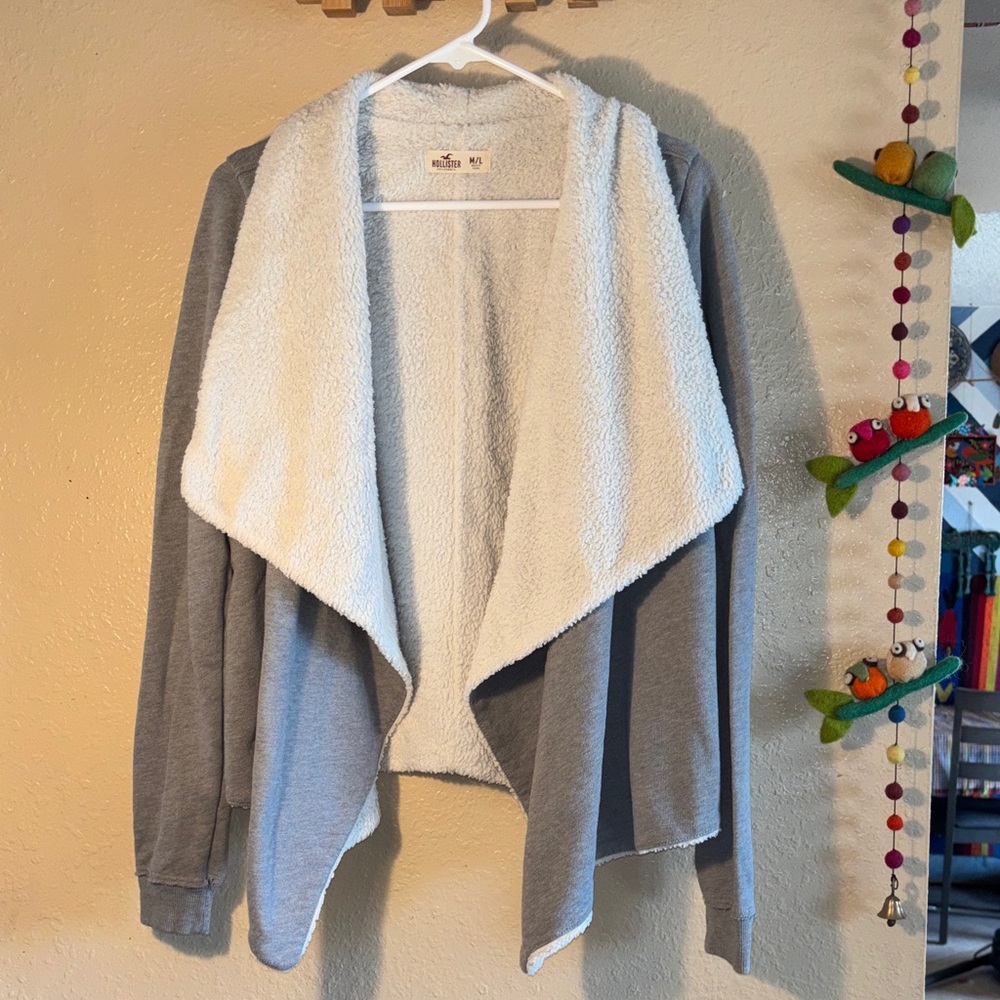 Hollister Faux Sherpa Cascade Cardigan in a light gray color size M/L. Fits M b
